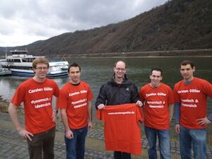 Das Junge Team in roten T-Shirts bei der Vorstellung mit Carsten Göller (Mitte).