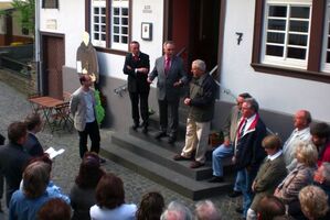 Minister Karl Peter Bruch spricht vor dem „Alten Rathaus“ in St. Goarshausen vor fast 50 Zuhörern.