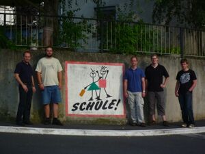 Mit den Kreistagsmitgliedern M. Weiland (links) und C. Göller (3.v.r.) weisen die Jusos auf den Schulanfang hin.