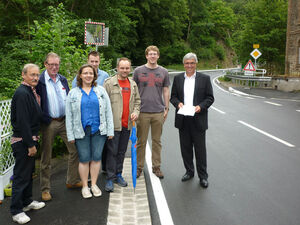 Die Mitglieder der SPD Loreley mit Infrastrukturminister Roger Lewentz an der sanierten Bundesstraße 274
