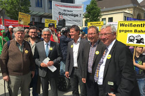 Willi Pusch und Roger Lewentz mit weiteren politischen Entscheidungsträgern bei einer Demo gegen den Bahnlärm