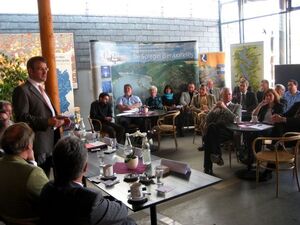 Hering (links, stehend) sprach auf der gut besuchten Mittelstandskonferenz