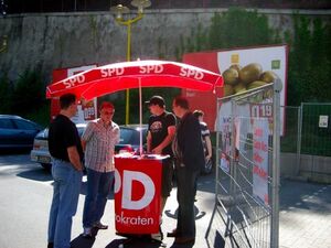 Die SPD-Loreley im Gespräch am Infostand