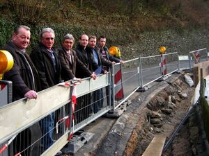 Vertreter der SPD-Loreley besichtigten die Baustelle an der L 334 in Wellmich. 