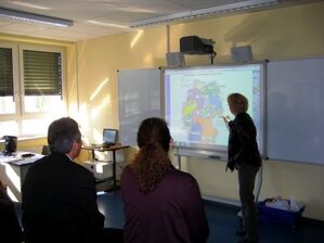 Roger Lewentz (Staatssekretär) und Linda Pfannschmidt (Rektorin) bei der Vorführung eines „Whiteboards“.