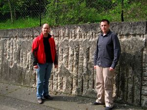Carsten Göller und Alexander Klein (rechts) begutachten die bröckelnde Mauer entlang der Straße zur Loreley.