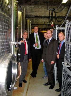 Zu Gast im Winzerkeller Bornich, v.l.: Roger Lewentz, Alexander Schweitzer, Friedel Becker, Carsten Göller, Mike Weiland