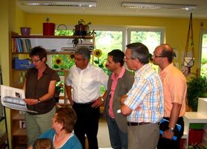 Leiterin Rita Hofmann erläutert den Gästen (v.r.) Carsten Göller, Günter Kern, David Langner, Roger Lewentz die KiTa. 