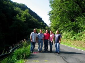 Hans-Josef Kring, Günter Kern, Carsten Göller, David Langner und Edwin Sangl (v.l.) vor Ort an der L 334.