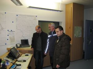 Polizeihauptkommissar Schuhmacher (Mitte) erläutert den Gästen Göller (links) und Langner die Einrichtung der PI.