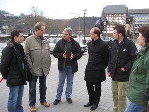 Roger Lewentz (mitte) und David Langner (links) erläutern die Hochwassersituation am Mittelrhein.