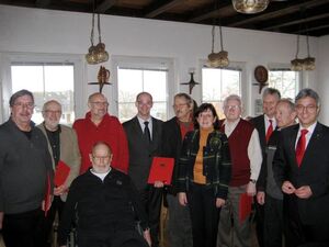 Roger Lewenzt, Frank Puchtler und Carsten Göller gratulieren den Jubilaren der SPD-Bornich um Eckhard Lenz.