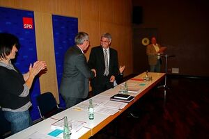 Günter Kern gratuliert Roger Lewentz zu seinem Traumergebnis bei der Wahlkreiskonferenz der SPD.