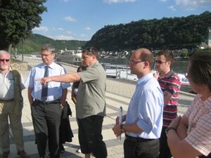 Prof. Dr. Seimetz (2.v.l.) mit Jörn Wilhelm, Carsten Göller und Alexander Klein beim Ortstermin im Rheinvorgelände.