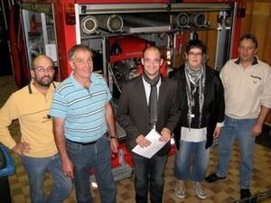 Carsten Göller (Mitte) mit Wehrführer Eckhard Schäfer (2.v.l.) und Vertretern der Weyerer Feuerwehr.