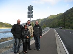 Alexander Gries, Rosi Hoffmann, Joachim Hewel und Carsten Göller (v.l.) auf dem fertig gestellten Teilstück des Radwegs.