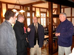 Heinz Heil, MdB Hartmann, Carsten Göller und Alexander Klein im Gespräch im "Alten Rathaus".