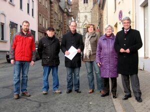Mit Innenminister Lewentz (links) und SPD-Bürgermeisterkandidat Carsten Göller (3.v.l.) im Gespräch mit der SPD-Braubach