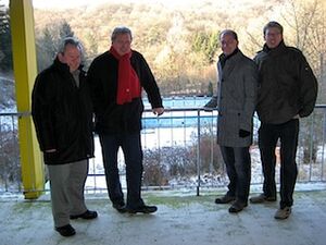 Die SPD Kaub, Stadtbürgermeister Lachmann und SPD-Bürgermeisterkandidat Göller vor Ort im Elsleinbad.