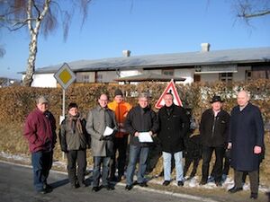 Roger Lewentz, Günter Kern und Carsten Göller mit Vertretern aus Reitzenhain vor Ort an der K 90.