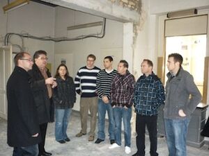 Die jungen Kandidaten mit Bürgermeisterkandidat Göller (li.) und Ortsbürgermeister Kalkofen (2.v.l.) im Kamper Bahnhof.