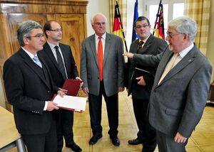 Roger Lewentz (li) im Gespräch mit Landtagspräsident Joachim Mertes (re) sowie Göller, Mauerer und Tuldi (v.l.).