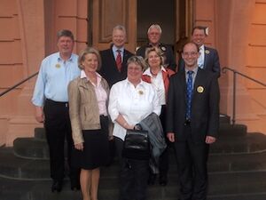 Vertreter der BI, MdL Schmitt (vorne links) und C. Göller (vorne rechts), vor dem Landtag in Mainz.