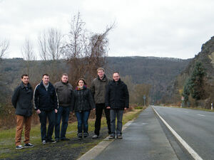 Beim Ortstermin in Kestert: Peter Runkel, Alexander Klein, Joachim Hewel, Ana Lenz, Thorsten Lachmann, Mike Weiland