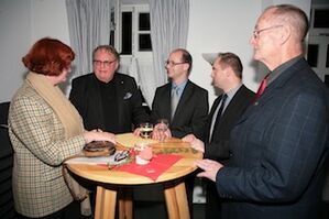 v.r.: Albert Buchheit, Mike Weiland, Carsten Göller und Walter Schumacher im Gespräch mit einer Besucherin.